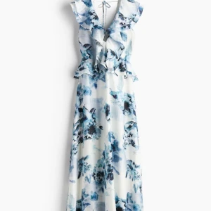 Hm långklänning  - Superfin klänning från HM. Jätte populär och helt slutsåld överallt. Storlek S, säljer då jag råkat köpa dubbelt. Nypris är 699 och säljer för samma då den är helt oanvänd.  Hör av er vid frågor!❤️‍🔥