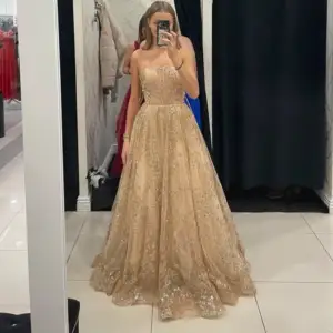 Super fint klänning, du kommer känna dig som en prinsessa i den klänningen 👸🏻