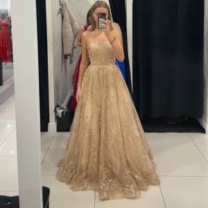 Klänning  - Super fint klänning, du kommer känna dig som en prinsessa i den klänningen 👸🏻