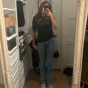 Jeans från Gina  - Används tyvärr ej, speciella med fler knappar som får de se lite vintage ut