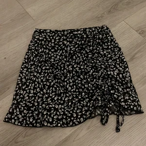 Kjol - Säljer en kjol som aldrig kommit till användning storlek XS 