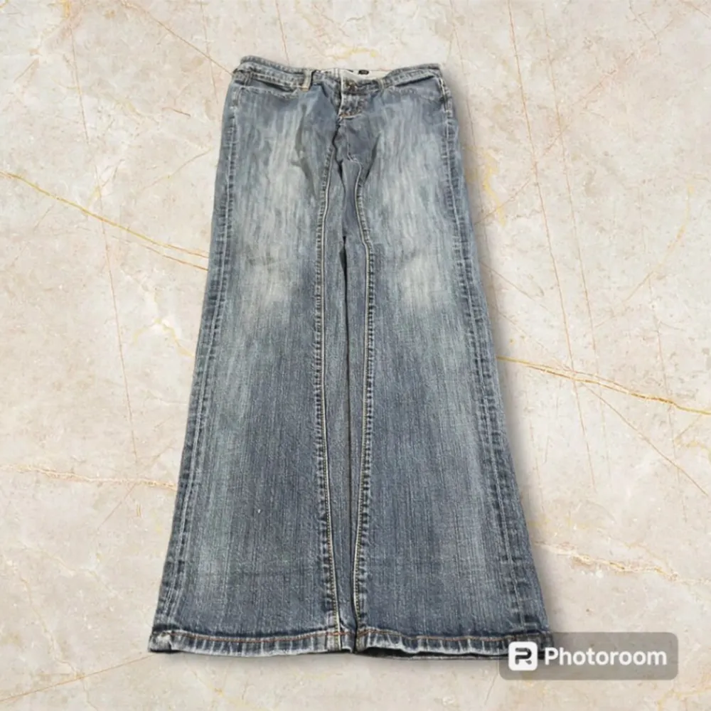Svin snygga Ed Hardy jeans i modellen ”straight” 😽 Säljer då dom tyvärr var för stora för mig. ❤️ Pris går att diskutera vid snabb affär!. Jeans & Byxor.