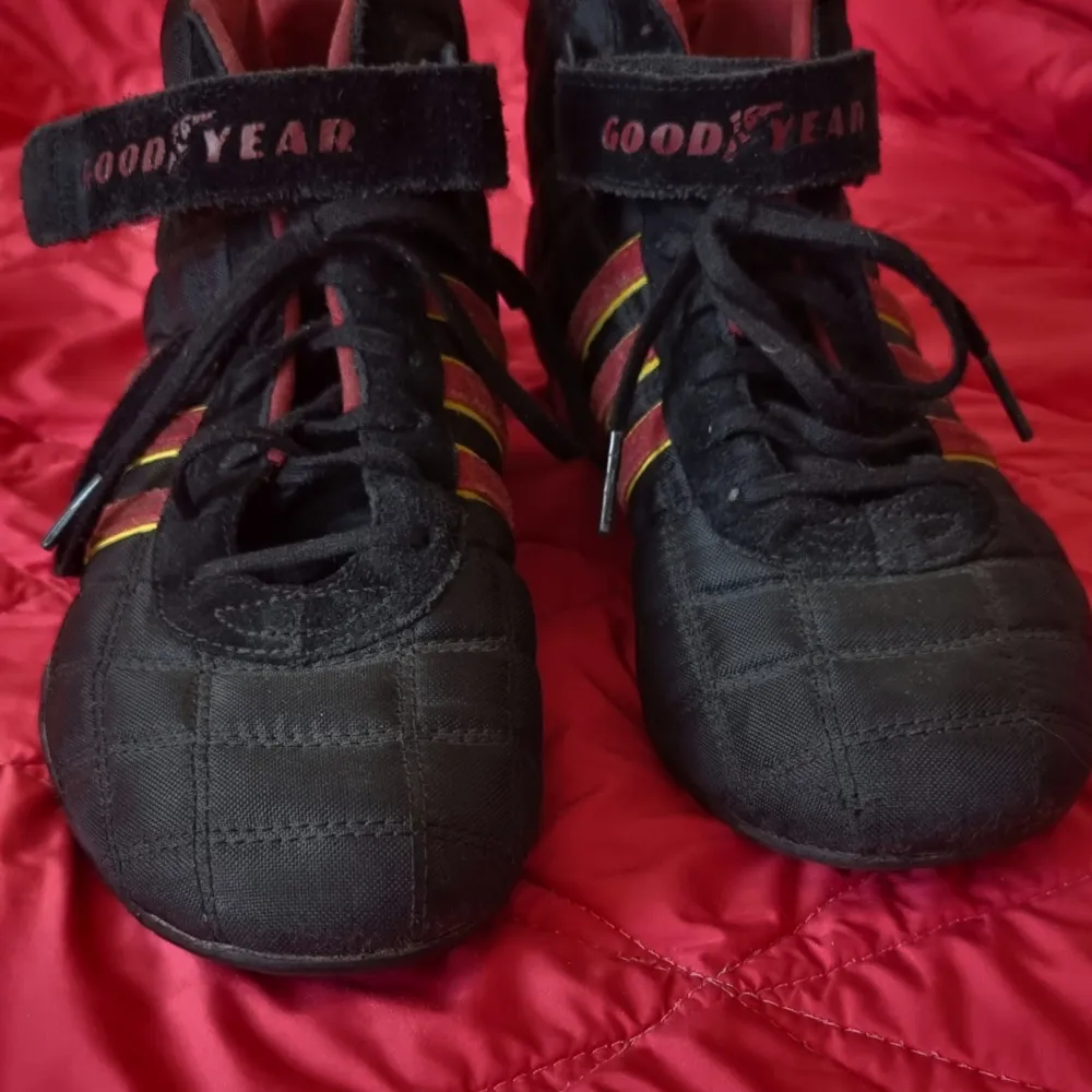 Sneakers från 2004, Racer från Adidas i samarbete med Goodyear. Tyg och mocka. Svarta, röda och gula. Liten i storlek mer som en bred 39:a.. Skor.