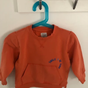 Korall/Orange tröja, storlek 92cm  - Mycket bra skick och inga skador. 