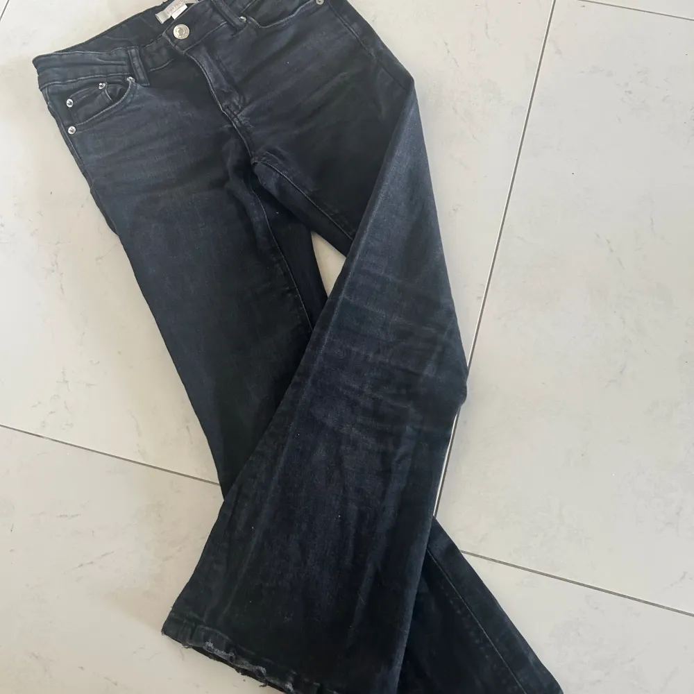 Ett par svarta fina jeans som är bootcut och lite lågmidjade. Dom känd lite större en vad dom är.. Jeans & Byxor.