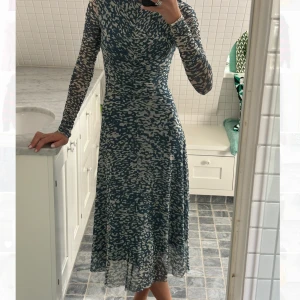 Klänning  - Lång klänning med fint mönster! Aldrig använd, lappen kvar🥰 Storkek s  