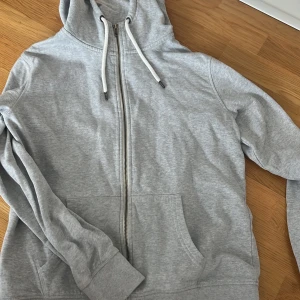 Hoodie - Grå hoodie med dragkedja. Oklar storlek. Det står 42 men den passar perfekt på mig som har s.