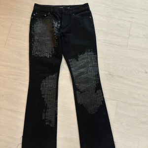 Svarta lågmidjade utsvängda jeans - Säljer dessa unika svarta jeans från dkny jeans i storlek 27 (s)! Nyköpta från Plick för 500kr men var lite för små för mig. 