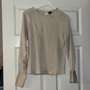 Jättefin beige blus VeraModa - Jättefin beige blus från Vero Moda, strl S, aldrig använd 