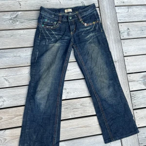 Lågmidjade y2k Jeans med goofy knappar - W: 80 cm Mycket bra skick 