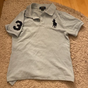 Ralph lauren pikétröja  - Säljer denna Ralp lauren pikétröja som e min brorsas gamla, var använd förut men är okej skick men inga synliga defekter utan bara rejäl använd.