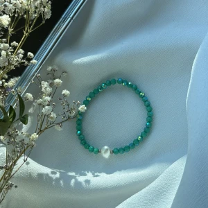 Handgjort armband 🤍 - .