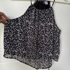 Blommigt linne strl 40 - Blommigt linne från H&M storlek M. Sann till storlek. Väldigt somrigt, luftigt material. Sparsamt använd, inget synligt slitage. 