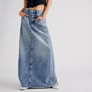 Free People Jeanskjol - Maxi jeanskjol perfekt till sommar och höst! Köpt på Free People för ca 1000 kr. Mid/low rise och perfa längd på mig på är 170. 100% bomull och i nyskick.