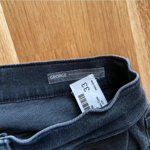 Dondup George Jeans - Säljer dessa snygga dondup george jeans storlek 33 med extremt snygg tvätt. Utmärkt skick endast använda vid få tillfällen utan skador. Nypris Ca 3500kr vårt pris endast 1199kr 🤩. Hör av er vid frågor🙌