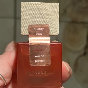 Rituals M’gouna parfym  - Provat en ggr, sen bara stått i skåpet. 15ml. Limited edition kollektion som brukar vara eftertraktad på secondhand marknaden. Kika gärna på mina andra annonser 🫶🏻🌸