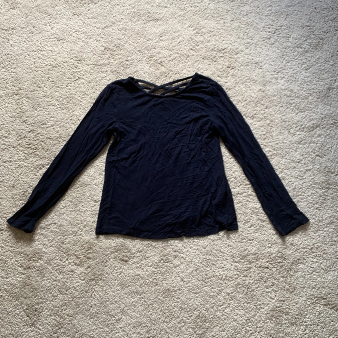 Skitsnygg marinblå tröja med fin rygg!!