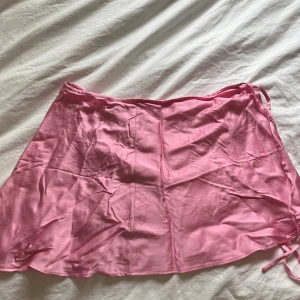 Satinkjol - Supersöt rosa satinkjol som man knyter, från zara 🩷