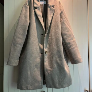 Beige Kappa - Beige kappa  i barnstorlek 164 men passar XS. Från Zara i använt skick. Passar perfekt som höst eller vårjacka💗