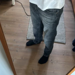 Ny jack and jones - Nypris 1000kr. Säljer dom då jag vill ha ett bara nya och en annan modell. Dom är i 9/10 skick inte använda mycket kan tänka att byta också mot ett par andra jeans. Priset är inte hugget i sten