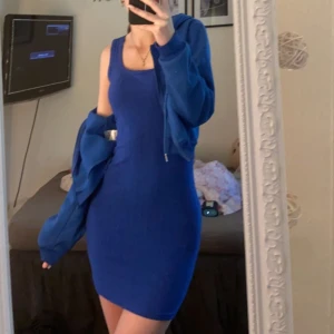 Blå klänning - Säljer klänningen och koftan går även att köpa till om man vill det. Båda är knappt använda. 110kr inkl frakt för klänningen och koftan går att diskutera