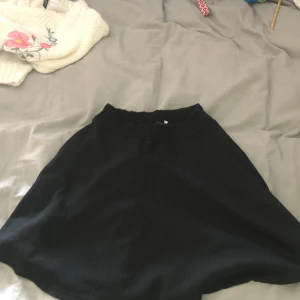 Svart kjol - I bra skick den är änvänd men inga fläckar och inte sönder