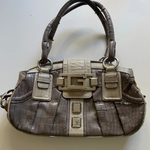 Beige ormskinnsväska - Vintage gullig väska!  Snygg med tre fack! Fuskläder Pris kan diskuteras 