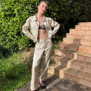 Gold Trousers  - Trousers in a shiny white gold material and detailed stitching 💛Perfect paired with a simple tee, some heels and your favorite jewelry! Get the full set for 400kr!    waist (across) 37cm length: 100cm inseam: 74cm