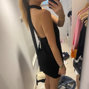 Svart klänning med öppen rygg🖤 - Strlk Xs  Helt oanvänd med prislapp Från mango!!