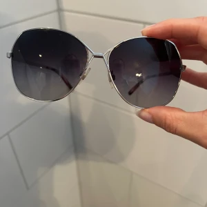 Dolce & Gabbana Solglasögon  - Rensar bland alla märkesbågar för att ge plats till nya. Alla äkta. Vissa med fodral, andra utan.  Dessa saknar sitt fodral.