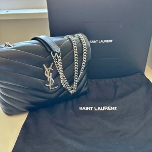 Saint Laurent LouLou Bag  - Superfin väska från Saint Laurent i modellen LouLou i storlek Small. Äkthetsbevis finns även!  Väskan är inköpt på Saint Laurent i Stockholm år 2020. Kan även skickas och fraktas. Snabb affär prioriteras, då jag hittat en ny väska ska jag ska köpa.