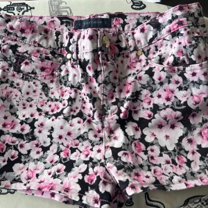 Fina shorts från Juicy Couture  - Supersöta & sköna shorts från Juicy Couture. Storlek 26 jag tycker de motsvarar small. 