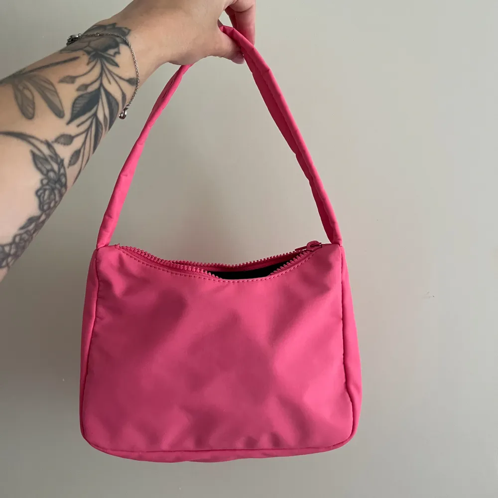 Väska från Gina Tricot. Fint skick. Köparen står för frakten men kan mötas i Kalmar. . Laukut & Käsilaukut.