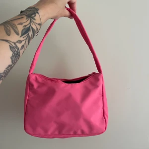 Rosa väska  - Väska från Gina Tricot. Fint skick. Köparen står för frakten men kan mötas i Kalmar. 