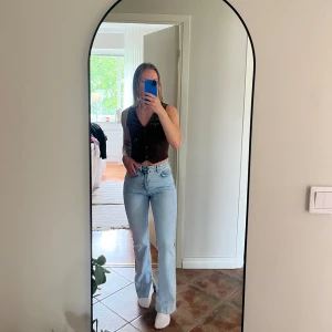 Jeans  - Jeans från Gina Tricot i storlek 36. Aldrig använd. Slits nertill. Köparen står för frakten men kan mötas i Kalmar!   Litet bläckmärke på benet 