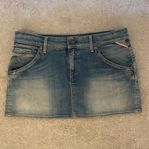 Jeanskjol - Jeanskjol från Replay som tyvärr är för stor för mig. Midjemåttet rakt över är 41cm🩷 Sista bilden är tagen från förra säljaren!