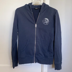 Diesel full zip - Tja! Säljer denna full zip från Diesel i storlek Xs och skicket är i 9,5/10. Säljer denna för 199 Kr och priset diskuteras gärna. Skriv vid minsta fråga eller fundering.
