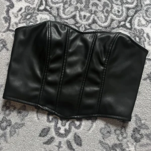Bandeau topp - Snygg topp i fejk läder, aldrig använd <3