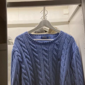 Ralph lauren tröja - Stickad ralph lauren tröja, skicket är magnefikt! Tröjan är riktigt fet, nypris 2700.