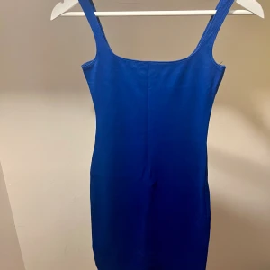 klänning  - Åtsittande klänning till knäna