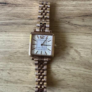 Marc Jacobs roseguldklocka - Inga repor, använd få gånger. Behövs byta batteri. 