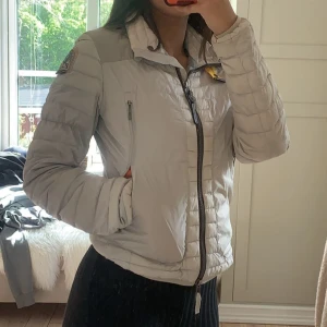 Para jumper jacka - En para jumper windbreaker jacka som är perfekt till sommaren eller hösten. Den är slutsåld överallt och finns få kvar. Mycket lätt dunjacka och i bra kvalité. Lite missfärgad och ett litet hål i ärmen. 1000kr + frakt