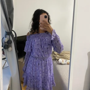 Bikbok klänning  - Favokläningen från bikbok som inte säljs längre. Perfekt till midsommar, väldigt stretchig så skulle säga att den passar allt från XS-M