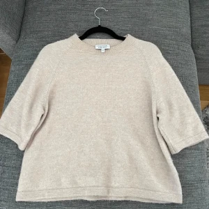 Stickad tröja - Populär stickad tröja från & Other Stories, säljer pga att jag inte för användning för den💕