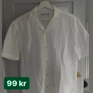 Helt oanvänd vit skjorta  - Helt oanvänd vit Zara skjorta i storlek: M. Tryck på ”Köp Nu” för att köpa. 