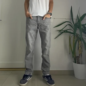 Jack & Jones Jeans - Dessa jeans är snygga till den kommande hösten och passar utmärkt till många outfits🔥 Skicket är 9/10 och det är modellen slim. Hör av dig vid föer funderingar!💯