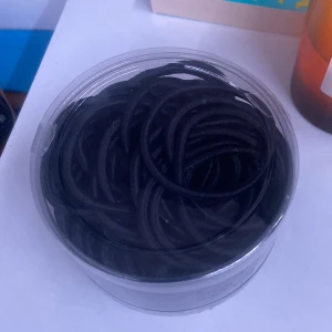 Cirka 85 svarta tofsar  - 85 svarta tofsar i en plast låda. Aldrig använda då jag har alldeles för mycket tofsar och inte behöver 85 extra. 