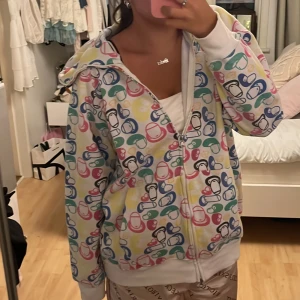 bapesta hoodie - en bape hoodie i storlek L. Det är tryck med deras baby milo logga. Enligt mig tvär cool och väldigt unik har aldrig sätt en sådan förut. Kan inte garantera att den är äkta men är köpt i en vintage butik och han som jobba där sa att den var den! :)