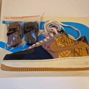 Nike Air Force 1 Low Travis Scott Cactus Jack - Mycket gott skick: 9/10. Kommer med originalkartong och originalskosnören. 