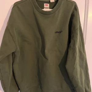 Grön Levis tröja S - Super snygg grön tröja utan några defekter alls, använt väldigt sparsamt! Storlek S, men passar även M 
